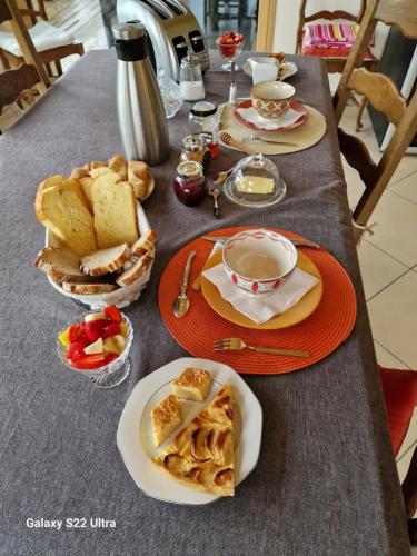 Una mesa cubierta con platos de comida encima en Les Korrigans, en Tréméven