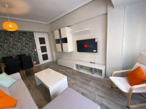 salon z kanapą i telewizorem w obiekcie Apartamento acogedor en Logroño w mieście Logroño