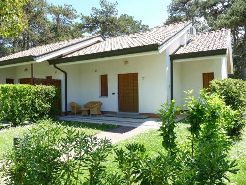 una piccola casa bianca con giardino di Casabianca Resort Villas a Lignano Sabbiadoro