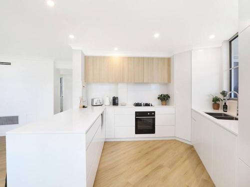 Lavish 3-bedroom ocean apartment in Wollongongにあるキッチンまたは簡易キッチン