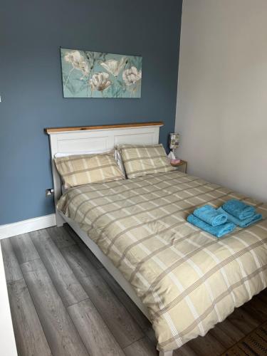 Postel nebo postele na pokoji v ubytování Rosebery apartment-Inverness