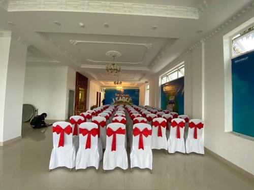 a large room with a table with red and white chairs at Hoàng Yến Villa Dalat in Da Lat