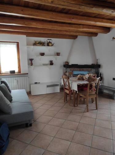 un soggiorno con tavolo e divano di Residenza Campagnano a Musignano