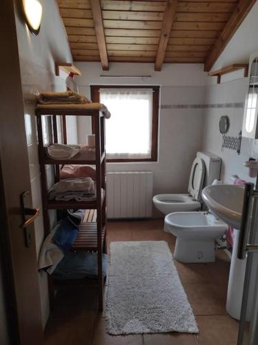bagno con servizi igienici e lavandino di Residenza Campagnano a Musignano