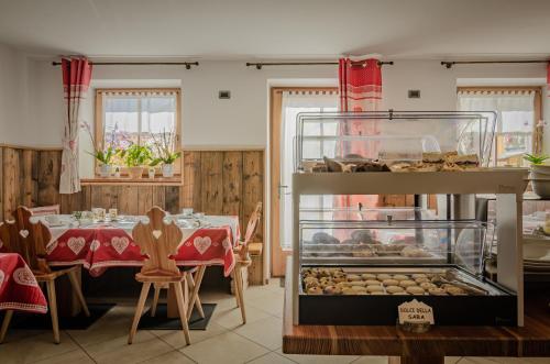 a restaurant with a table with a display of pastries at Hotel Chalet val di Rabbi in Rabbi