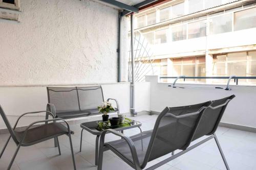 2 chaises et une table sur un balcon dans l'établissement Luxury studio in downtown (4), à Thessalonique