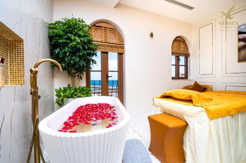 baño con bañera llena de flores rojas en Roma Hotel Phu Quoc - Free Hon Thom Island Waterpark Cable Car en Phu Quoc