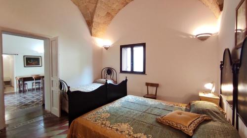 1 dormitorio con 2 camas en una habitación en Casa Marieli - A 50 Metri Dal Mare, Con Spazio Esterno en Gagliano del Capo