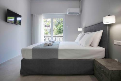 um quarto com uma cama grande com dois bichos de peluche em Central Spacious Apt close to port-sites w/view 2 em Heraclião
