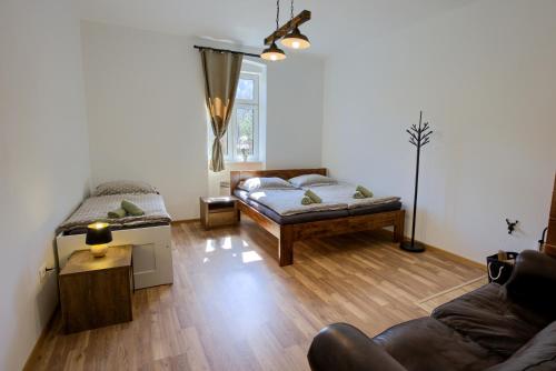 uma sala de estar com duas camas e um sofá em Rozprávková HÁJENKA v Nízkych Tatrách em Brezno