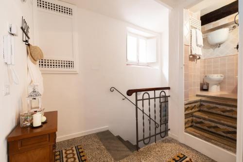 La salle de bains est pourvue d'un escalier menant à des toilettes. dans l'établissement Noi 2 Vacanze ORBETELLO CENTRO, à Orbetello