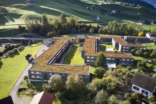 Urnäsch的住宿－Reka-Feriendorf Urnäsch，屋顶上植物建筑的上空景观