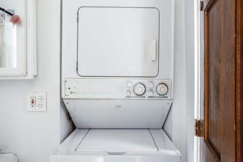 een witte wasmachine en droger in een witte keuken bij Beacon Hill 2br w wd nr Boston Common BOS-826 in Boston