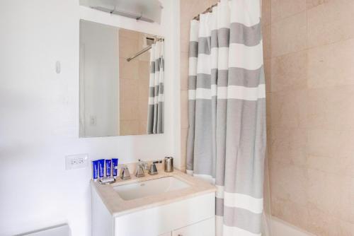 Ένα μπάνιο στο Sq 1BR w Great views Indoor pool NYC-29