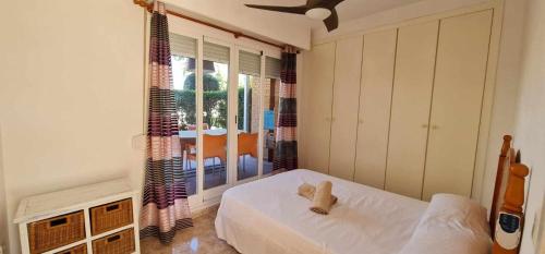 デニアにあるMediterraneo Playaのベッドルーム1室(ベッド1台、おもちゃ付)