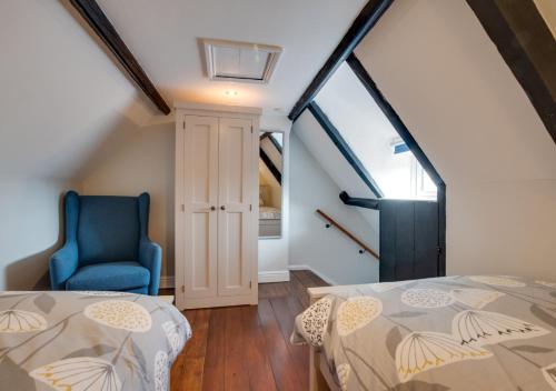 ウィットビーにあるJet Cottageのベッドルーム1室(ベッド1台、青い椅子付)