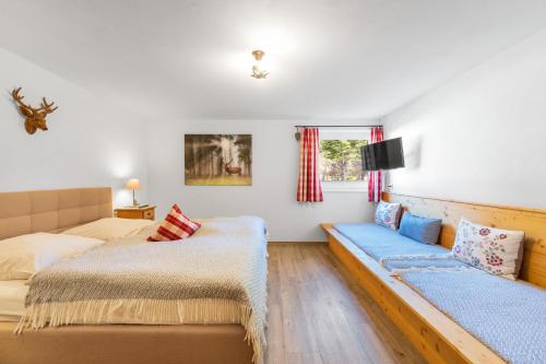 um quarto com 2 camas e um sofá em Ferienwohnung im Hubertushof em Feldberg