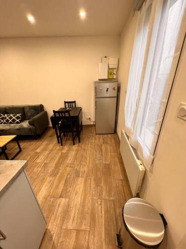 a living room with a couch and a table at Beau T3 à Arcueil à 3 min RER B « Laplace » in Arcueil