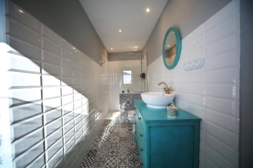 baño con armario azul y lavamanos en Casa Turmo Laspuña, en Laspuña