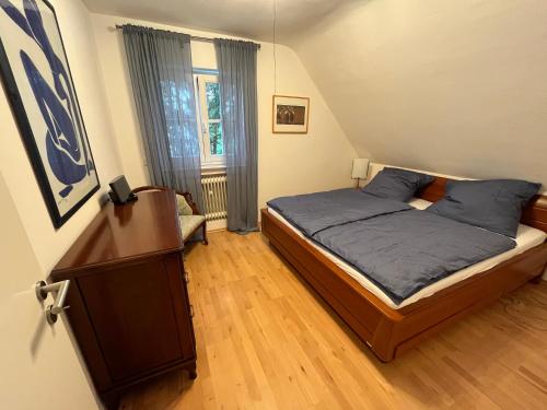 1 dormitorio con cama, escritorio y ventana en Haus am Mühlenstein in der Nähe vom Unterbacher See, en Erkrath