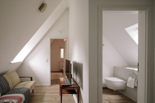 ein Bad mit WC und Waschbecken in einem Zimmer in der Unterkunft Apartment im Kranich Hotel in Hessenburg