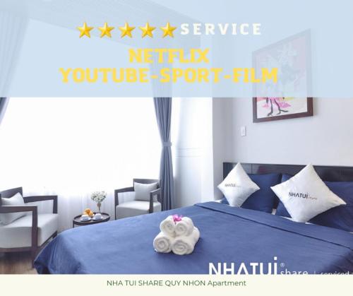 クイニョンにあるNHÀ TUI Share Quy Nhơn Serviced Apartmentのベッド1台(タオル2枚付)が備わる客室です。