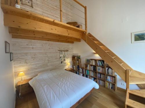 een slaapkamer met een bed en een boekenplank bij Maison Fouras, 3 pièces, 4 personnes - FR-1-709-64 in Fouras