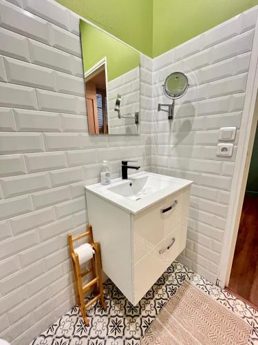 Photo de la galerie de l'établissement Studio dans un quartier animé de Reims, à Reims