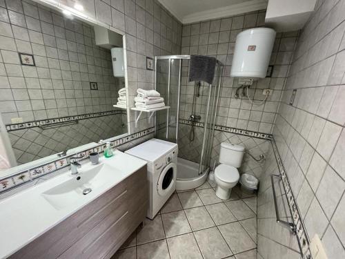 a bathroom with a sink and a toilet and a shower at Bungalow Cañaveras Vistas in Los Realejos