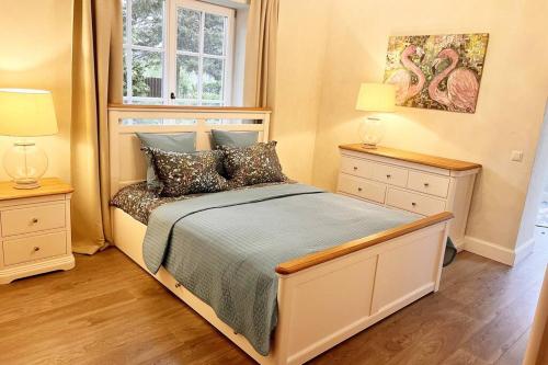 una camera con un letto con due comodini e due lampade di Amazing Riverside home/Kayaks&Sauna/Grill&Garden a Pabradė
