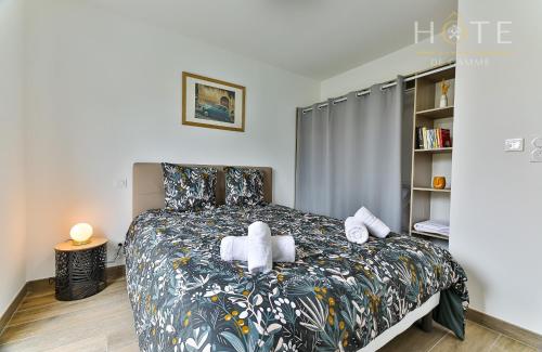 um quarto com uma cama com toalhas em Maison neuve - La Marinière - classée 4 étoiles - emplacement idéal em Les Sables-dʼOlonne