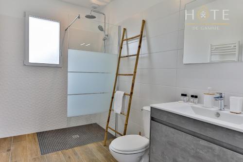 uma casa de banho com um WC e um lavatório em Maison neuve - La Marinière - classée 4 étoiles - emplacement idéal em Les Sables-dʼOlonne