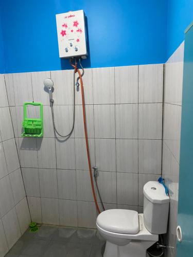 uma casa de banho com um WC e um chuveiro em Laksana Rasa Resort Ciwidey em Ciwidey