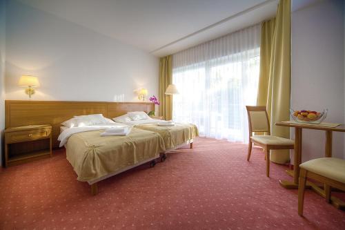 Кровать или кровати в номере Két Korona Konferencia és Wellness Hotel