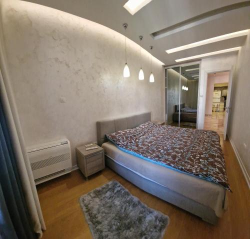 Schlafzimmer mit einem Bett und einem Spiegel in der Unterkunft Tree cane apartman in Budva