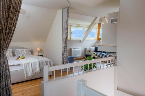 een kleine slaapkamer met een bed en een raam bij Villa Rory in Bled