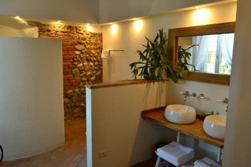 een badkamer met 2 wastafels en een spiegel bij La Locanda della Torre in Marne di Filago