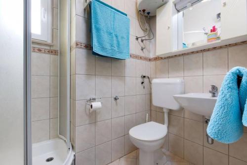 a small bathroom with a toilet and a sink at Apartment Della Croce in Sutivan
