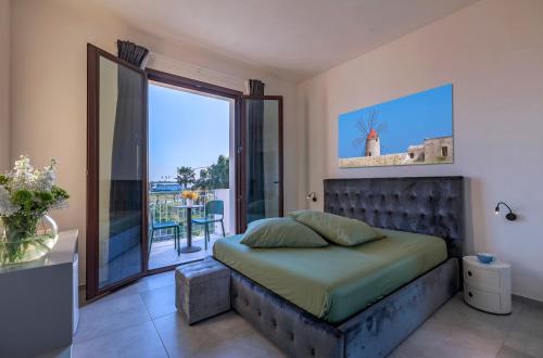 1 dormitorio con 1 cama y balcón en Casa B, Room 5 - Palm Kite Paradise en Marsala