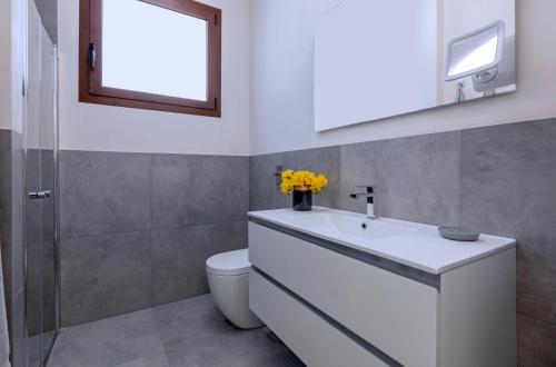 ein Badezimmer mit einem weißen Waschbecken und einem WC in der Unterkunft Casa B, Room 5 - Palm Kite Paradise in Marsala