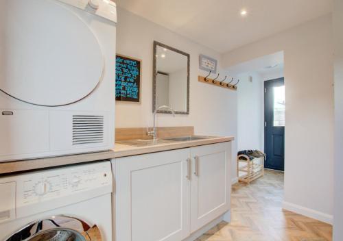 a kitchen with a washing machine and a sink at Heathlands in Carlton