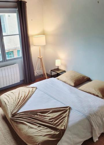 ein Schlafzimmer mit zwei Betten und einem großen Fenster in der Unterkunft Le Cyrano - Versailles in Versailles