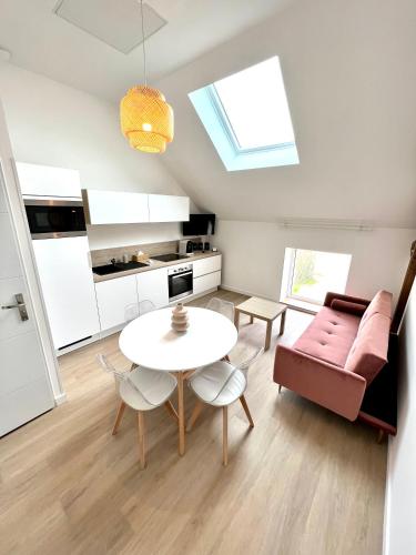 un salon avec une table et un canapé dans l'établissement Nos 3 spas de bourgogne (3minutes de Beaune), à Beaune