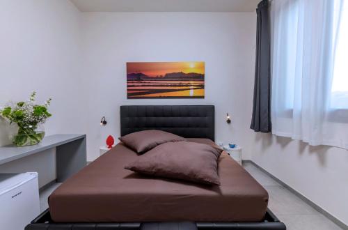 een slaapkamer met een bed in een kamer bij Casa B, Room 6 - Palm Kite Paradise in Marsala
