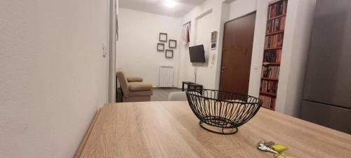 Habitación con mesa de madera y cocina con en Casa Adriana, en Piacenza