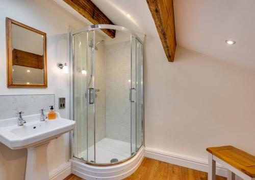 ein Bad mit einer Dusche und einem Waschbecken in der Unterkunft Hazel Brow House in Feetham