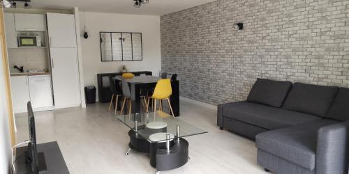 un salon avec un canapé et une table dans l'établissement Emplacement exceptionnel / Vue Etang de Vannes, à Vannes