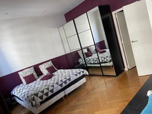 une chambre avec deux lits et un miroir dans l'établissement Luminous Apartment golden quarter, à Marseille