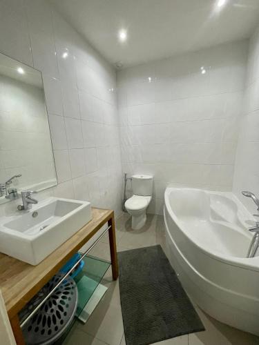 une salle de bain avec un lavabo, une baignoire et des toilettes dans l'établissement Luminous Apartment golden quarter, à Marseille