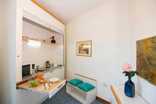 Elle comprend un petit salon avec une table et un bureau. dans l'établissement Cav Approdo, à Castiglione della Pescaia